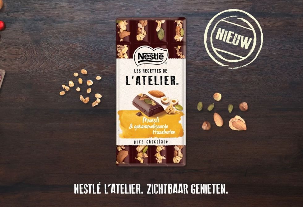 <span>NIEUW NESTLÉ L’ATELIER PURE CHOCOLADE MET KROKANTE MUESLI EN GEKARAMELISEERDE HAZELNOTEN</span>